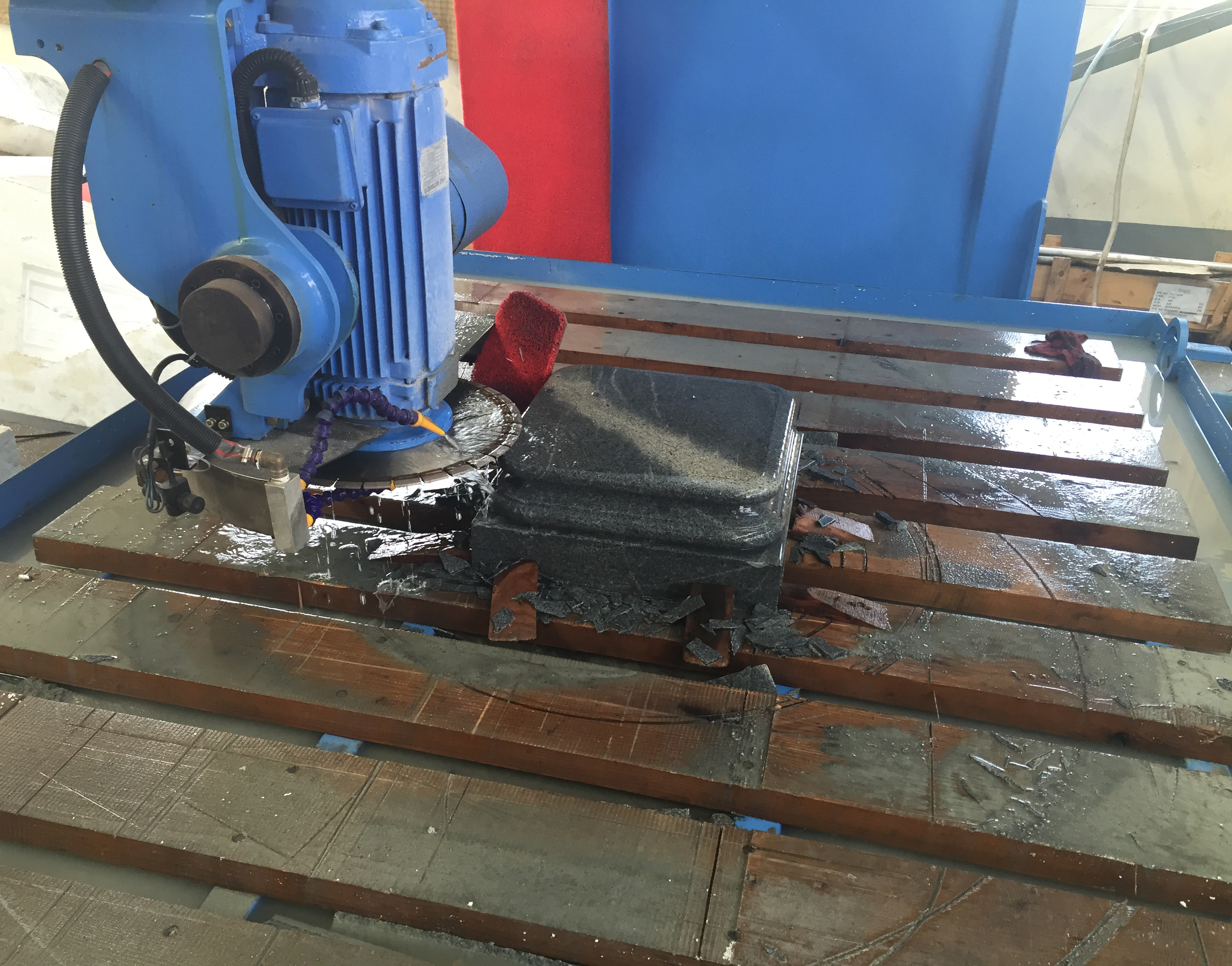 HUALONG taş makineleri HKNC-825 5 eksenli CNC köprü testere freze kesme delme tezgahı oyma için Granit Kesme Makinesi